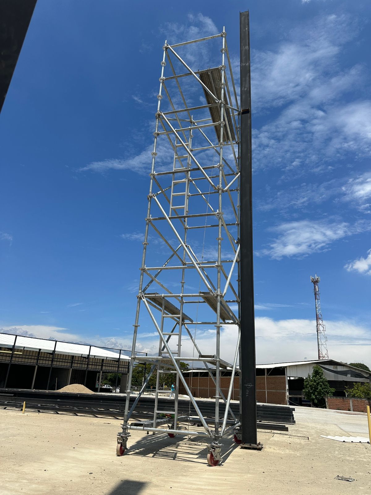Andamios multidireccionales certificados montados en proyecto de construcción en Cali