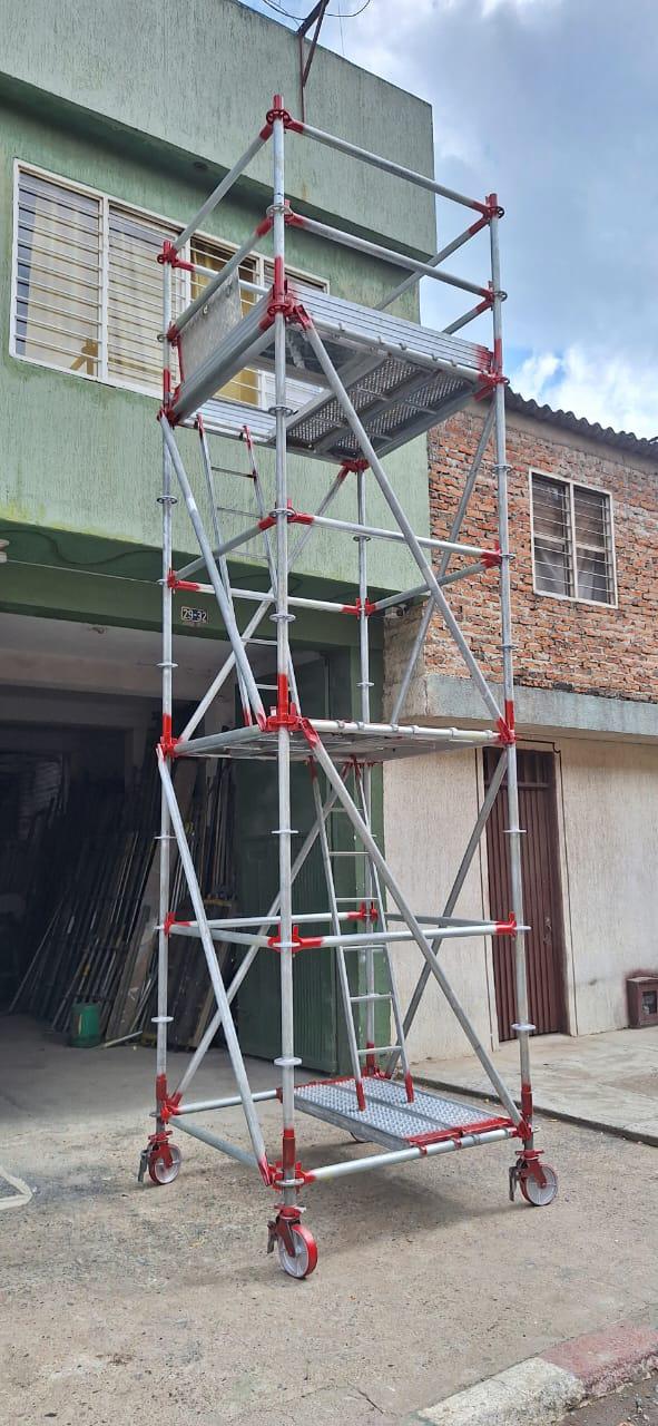 Vista de andamios multidireccionales en obra terminada en Cali, Valle del Cauca